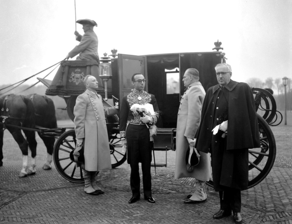 Ambassadeurs bieden geloofsbrieven aan Koningin aan Aankomst van ambassadeur va, Bestanddeelnr 913-2321