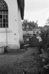 Ambarawa. Soldaten nemen een bad (Mandiën), in een tuin naast een huis, Bestanddeelnr 356-6-2