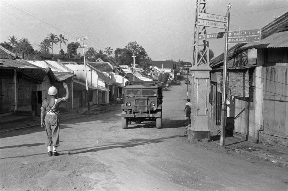 Ambarawa. Over het bevrijde gebied verspreid vervult de Militaire Politie haar t, Bestanddeelnr 356-2-6