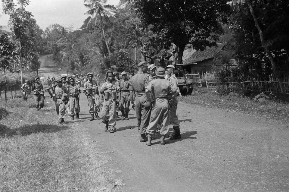 Ambarawa. Een KNIL-eenheid tijdens een zuiveringsactie. Vooraan overleggen vier , Bestanddeelnr 356-1-3