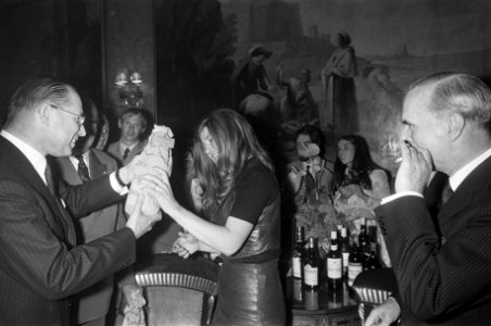 Ambassadeur Sanz-Briz en Lenny Kuhr, Bestanddeelnr 922-6102