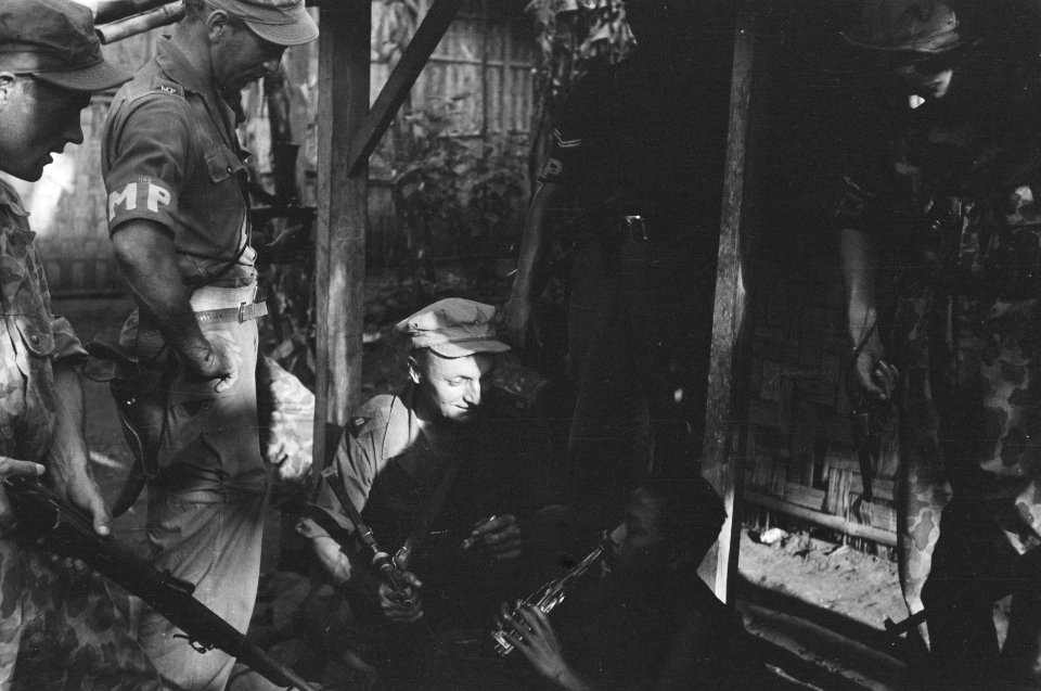 Ambarawa. Een Indonesische man drinkt uit een fles, terwijl gewapende Nederlands, Bestanddeelnr 356-4-6