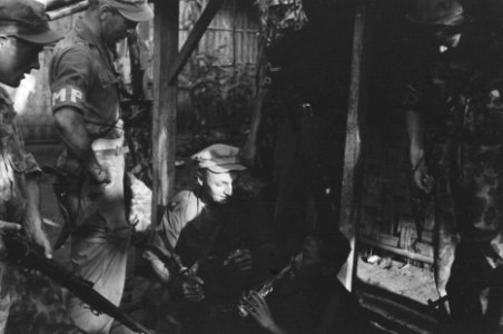 Ambarawa. Een Indonesische man drinkt uit een fles, terwijl gewapende Nederlands, Bestanddeelnr 356-4-6