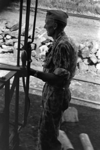 Ambarawa 28-7-47. Nederlandse militairen hebben in Ambarawa een onbeschadigd tre, Bestanddeelnr 1677