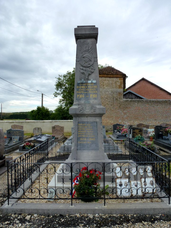 Ambly-Fleury (Ardennes) monument aux morts