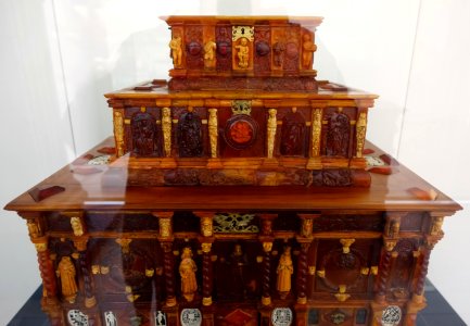 Amber chest, Northern Germany, perhaps Konigsberg, c. 1675-1676, amber, ivory, plinth of oak and limewood, polyester resin for restoration - Germanisches Nationalmuseum - Nuremberg, Germany - DSC02730