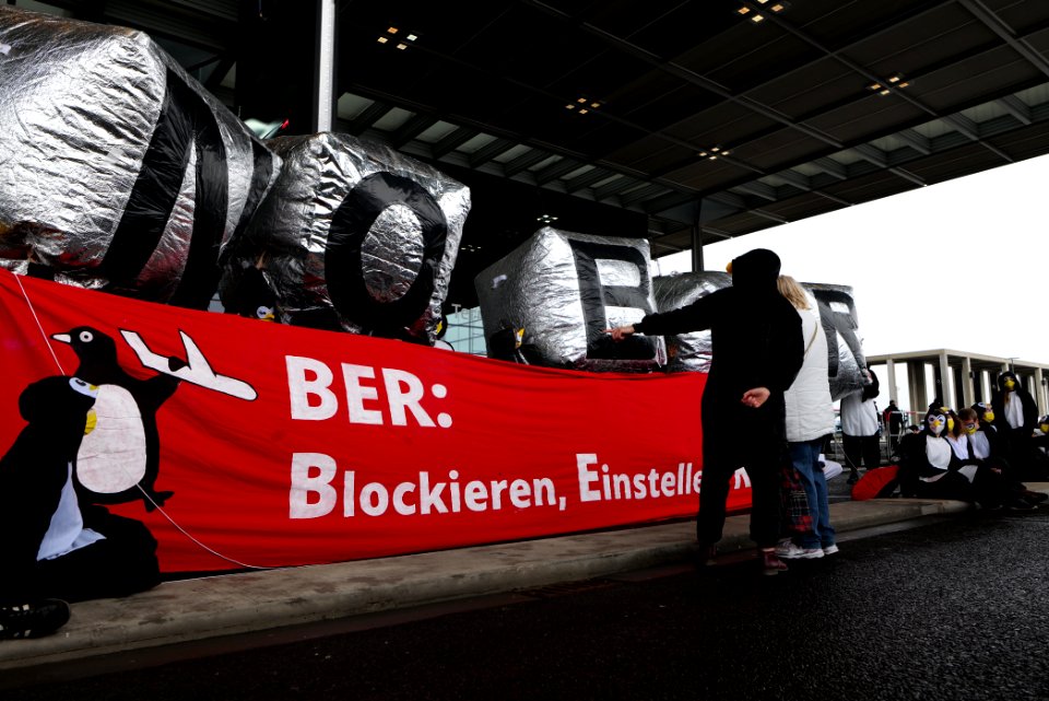 Am Boden bleiben protest BER opening 2020-10-31 58