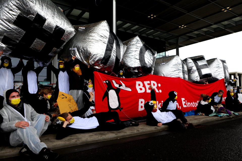 Am Boden bleiben protest BER opening 2020-10-31 54