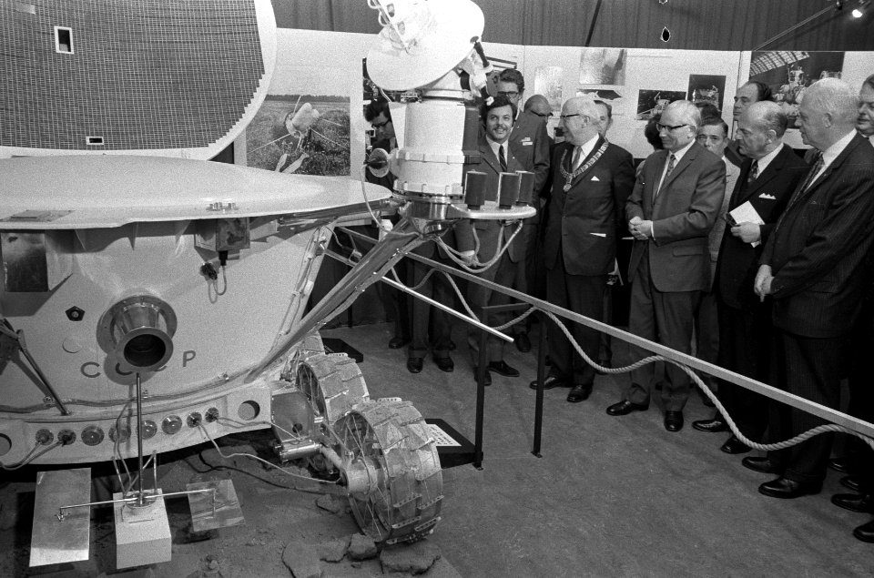 Ambassadeur Lavrov (USSR) opent tentoonstelling Van Spoetnik tot Saljoet in In, Bestanddeelnr 925-0418