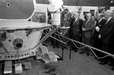 Ambassadeur Lavrov (USSR) opent tentoonstelling Van Spoetnik tot Saljoet in In, Bestanddeelnr 925-0418