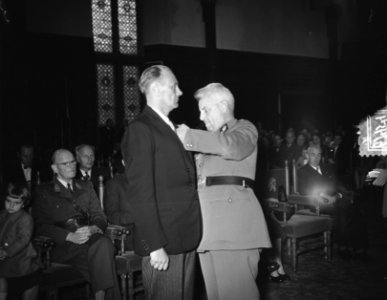 Ambassadeur E. Graaffe (Belgie) reikt 140 onderscheiding uit aan 140 Nederlander, Bestanddeelnr 906-7454