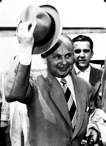 Ambassadeur Hans Kroll van West-Duitsland, Bestanddeelnr 913-5816 (cropped)