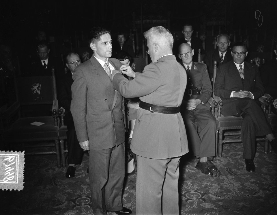 Ambassadeur E. Graaffe (Belgie) reikt 140 onderscheiding uit aan 140 Nederlander, Bestanddeelnr 906-7448