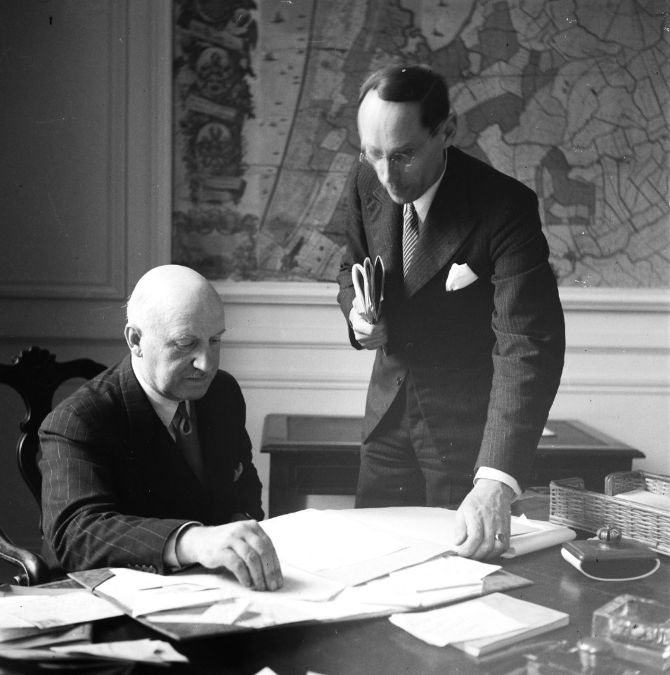 Ambassadeur HM Haersma de With met een medewerker, Bestanddeelnr 900-6139