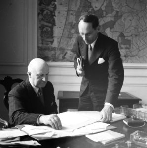 Ambassadeur HM Haersma de With met een medewerker, Bestanddeelnr 900-6139