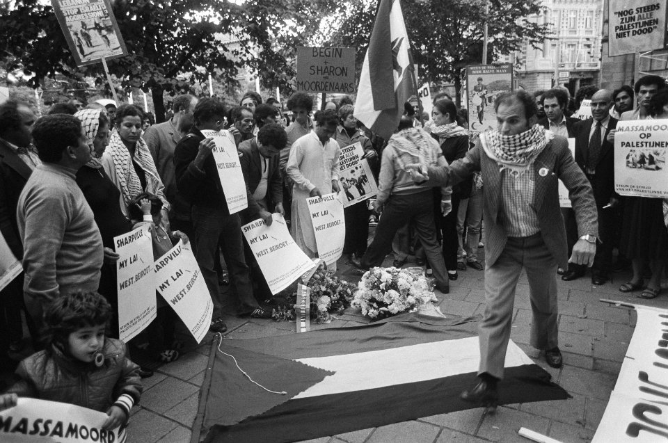 Ambassades, demonstraties, demonstranten, vlaggen, protestborden, Bestanddeelnr 932-3381