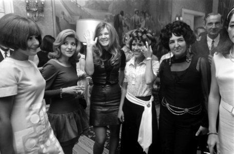 Ambassades, festivals, uitreikingen, zangeressen, Bestanddeelnr 922-6105