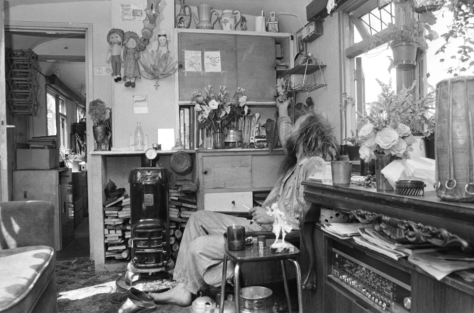 Alternatieve wonen op terrein achter Artis in Amsterdam bewoner temidden van zi, Bestanddeelnr 934-0572