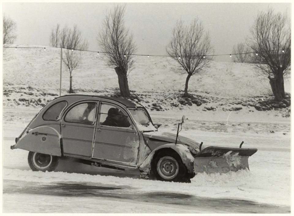 Alternatieve sneeuwschuiver (Lelijke Eend) aan het werk op de natuurijsbaan Nova Zembla in Spaarndam. NL-HlmNHA 54006856