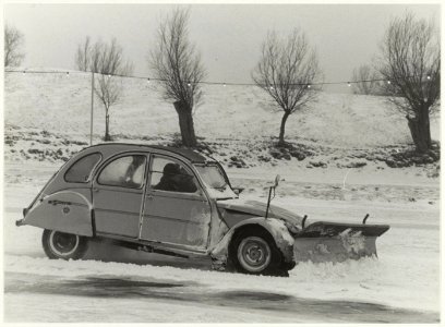 Alternatieve sneeuwschuiver (Lelijke Eend) aan het werk op de natuurijsbaan Nova Zembla in Spaarndam. NL-HlmNHA 54006856