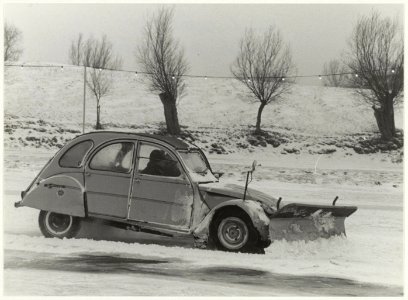 Alternatieve sneeuwschuiver (Lelijke Eend) aan het werk op de natuurijsbaan Nova Zembla in Spaarndam. NL-HlmNHA 54006856 photo