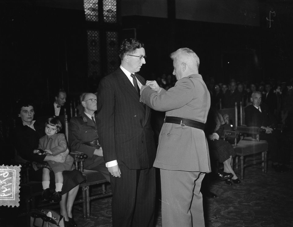 Ambassadeur E. Graaffe (Belgie) reikt 140 onderscheiding uit aan 140 Nederlander, Bestanddeelnr 906-7449