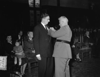 Ambassadeur E. Graaffe (Belgie) reikt 140 onderscheiding uit aan 140 Nederlander, Bestanddeelnr 906-7449