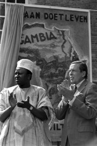 Ambassadeur Ebou Momar Taal en Prins Claus, Bestanddeelnr 928-1102