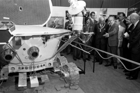 Ambassadeur Lavrov (USSR) opent tentoonstelling Van Spoetnik tot Saljoet in In, Bestanddeelnr 925-0416