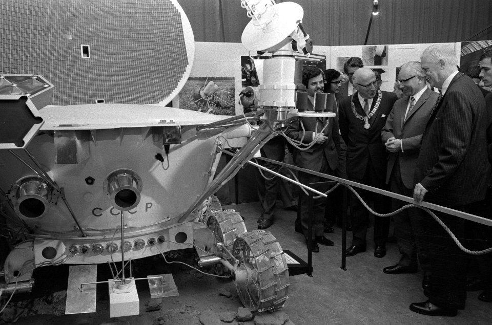 Ambassadeur Lavrov (USSR) opent tentoonstelling Van Spoetnik tot Saljoet in In, Bestanddeelnr 925-0419