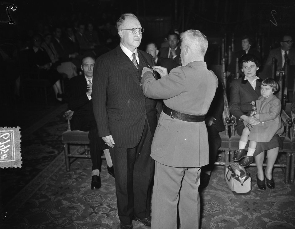Ambassadeur E. Graaffe (Belgie) reikt 140 onderscheiding uit aan 140 Nederlander, Bestanddeelnr 906-7450