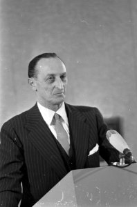 Ambassadeur Don Livio Thedoli van Italie opende tentoonstelling Primo Conti in R, Bestanddeelnr 920-7613
