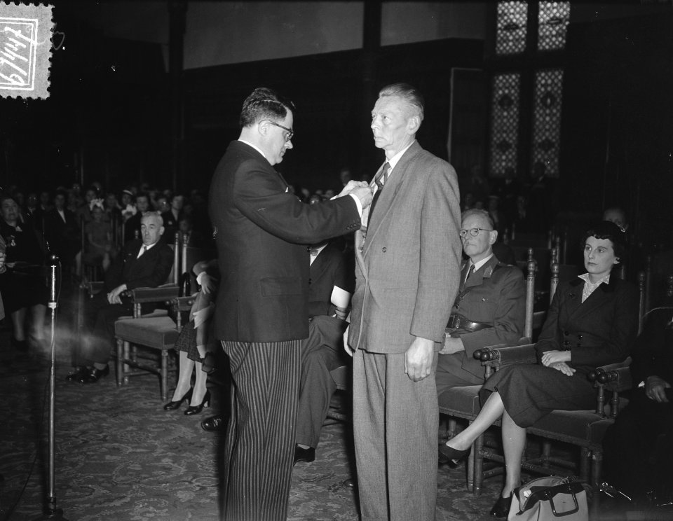 Ambassadeur E. Graaffe (Belgie) reikt 140 onderscheiding uit aan 140 Nederlander, Bestanddeelnr 906-7447
