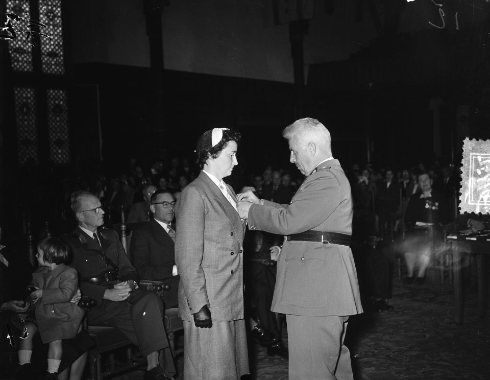 Ambassadeur E. Graaffe (Belgie) reikt 140 onderscheiding uit aan 140 Nederlander, Bestanddeelnr 906-7452