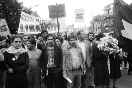 Ambassades, demonstraties, spandoeken, protestborden, demonstranten, Bestanddeelnr 932-3382