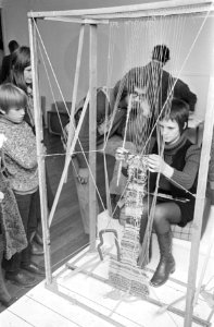 Alternatieve voorjaarsbeurs in Kosmos door Kabouters, Amsterdam weefgetouw, Bestanddeelnr 924-2472