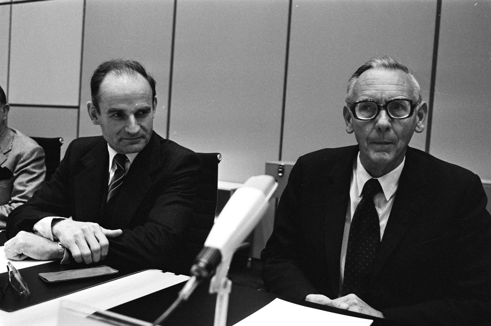 Alting von Geusau (links) en minister Van der Stoel (PvdA), Bestanddeelnr 931-6903