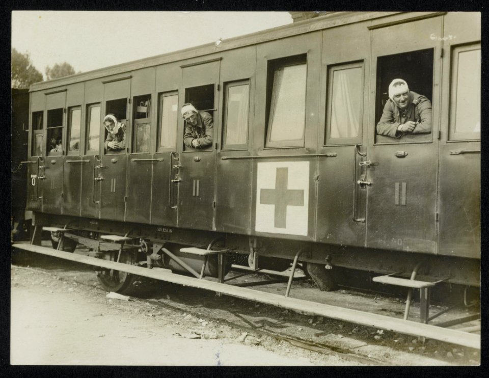 Although wounded they are happy. Tommies leaving the front for Blighty, Bestanddeelnr 158-0443