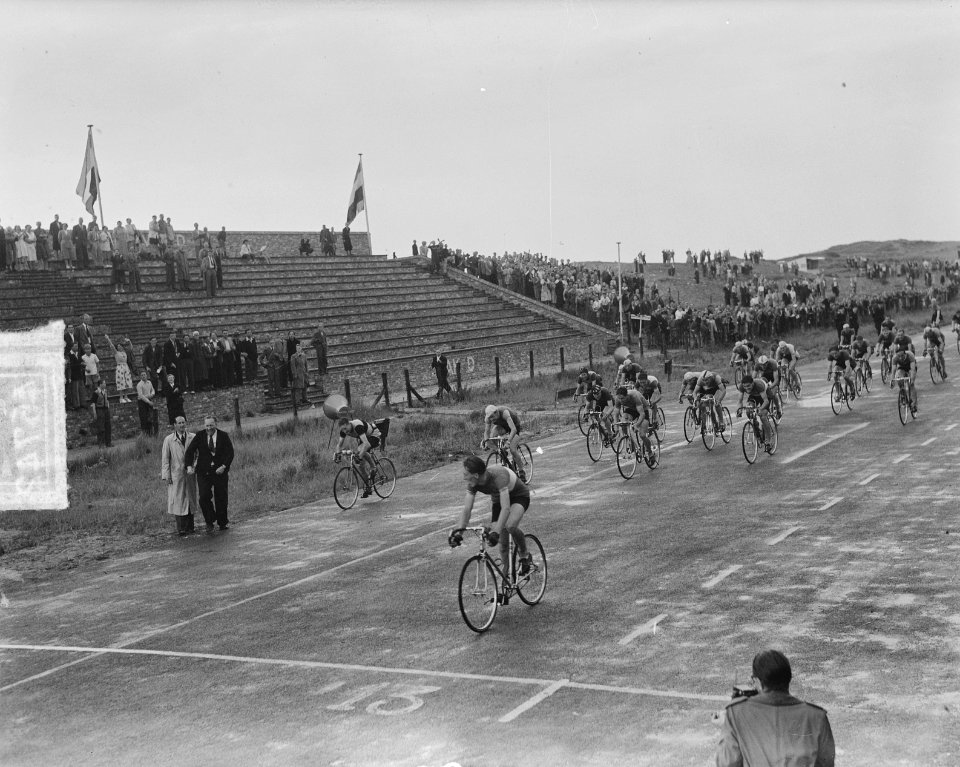 Amateur wielrennen Kampioenschap van Nederland Zandvoort onderweg massa renners, Bestanddeelnr 904-6743