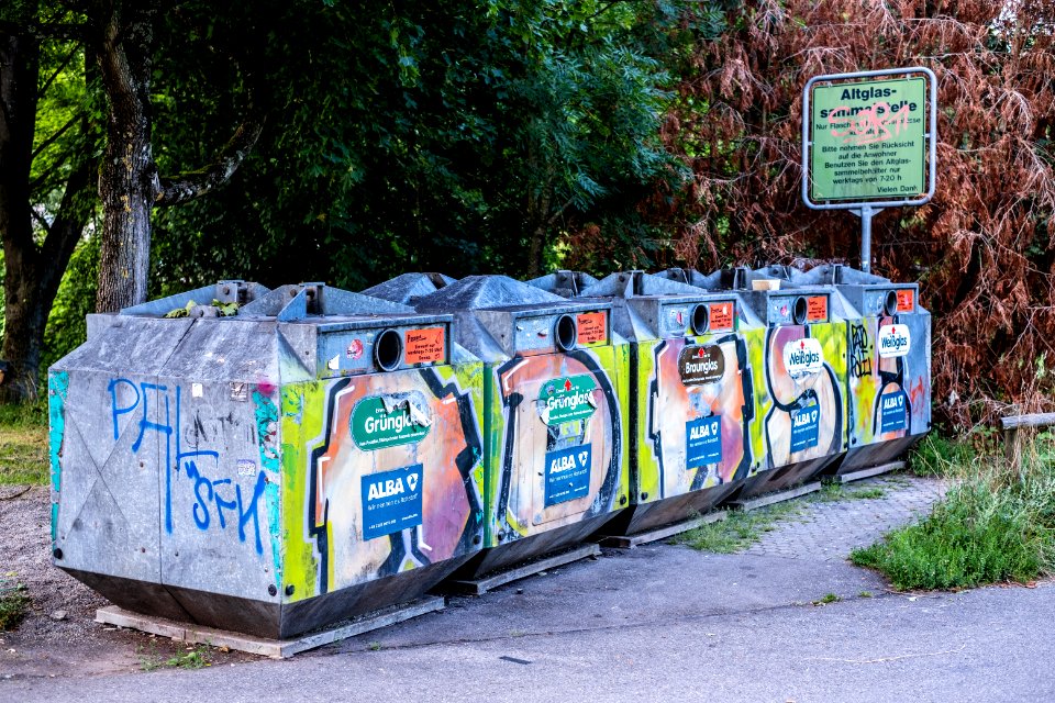 Altglascontainer am Fuß des Österbergs in Tübingen