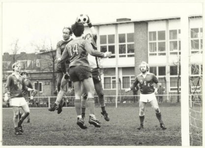 Amateurvoetbalwedstrijd DSK-Haarlem die eindigde op 0-0. Links springend Gerard Garrelts en nr. 14 Dick van Tongeren. NL-HlmNHA 54024817