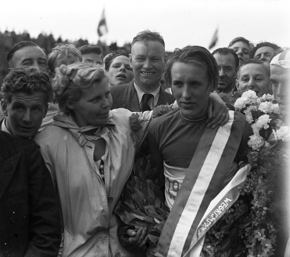 Amateur wielrennen Kampioenschap van Nederland Zandvoort Van Roon met moeder, Bestanddeelnr 904-6744