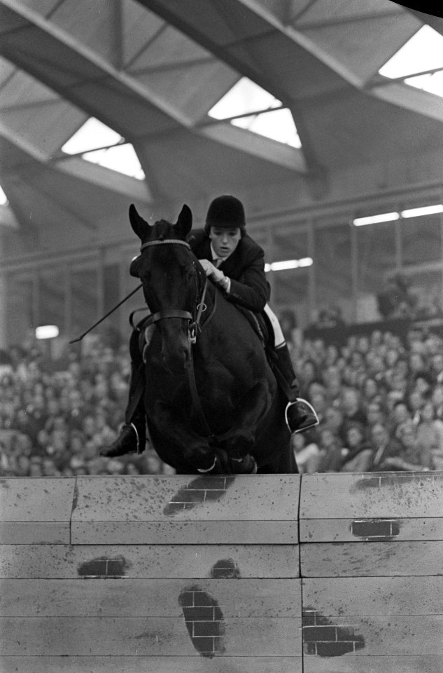 Amazone Westwood tijdens een sprong op paard Dark Sovereign, Bestanddeelnr 918-3581