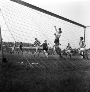 Amateurs DCG tegen Almania 1-1. Aanval DCG-keeper J. Schrooten weet bal over lat, Bestanddeelnr 921-4104