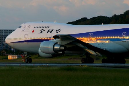 AllNipponAirways B747SR fukuoka 20041014173746
