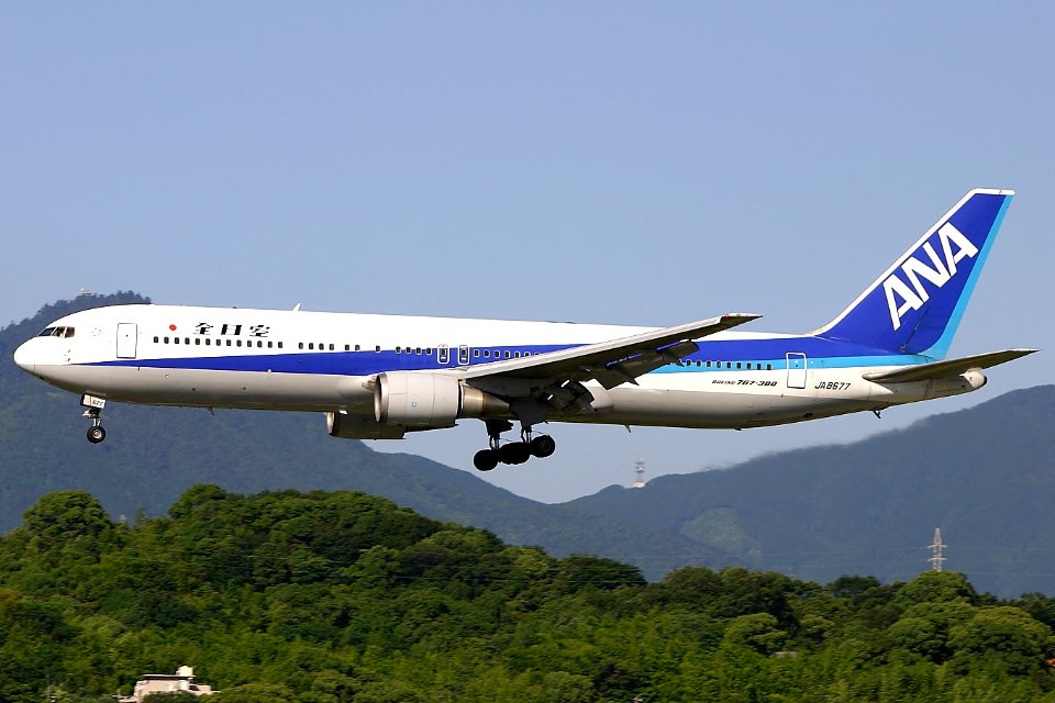 AllNipponAirways B767-300 fukuoka 20040613162906