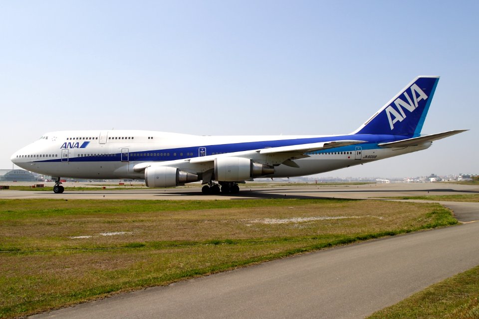 AllNipponAirways B747-400 fukuoka 20090406141646