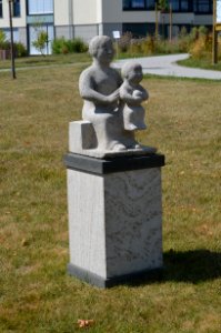 Altkönigstift, Park, Skulptur Mutter und Kind von Willy Schmidt