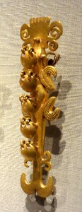Alligator pendant, Panama, International style, 5th-7th century AD, gold - De Young Museum - DSC00384