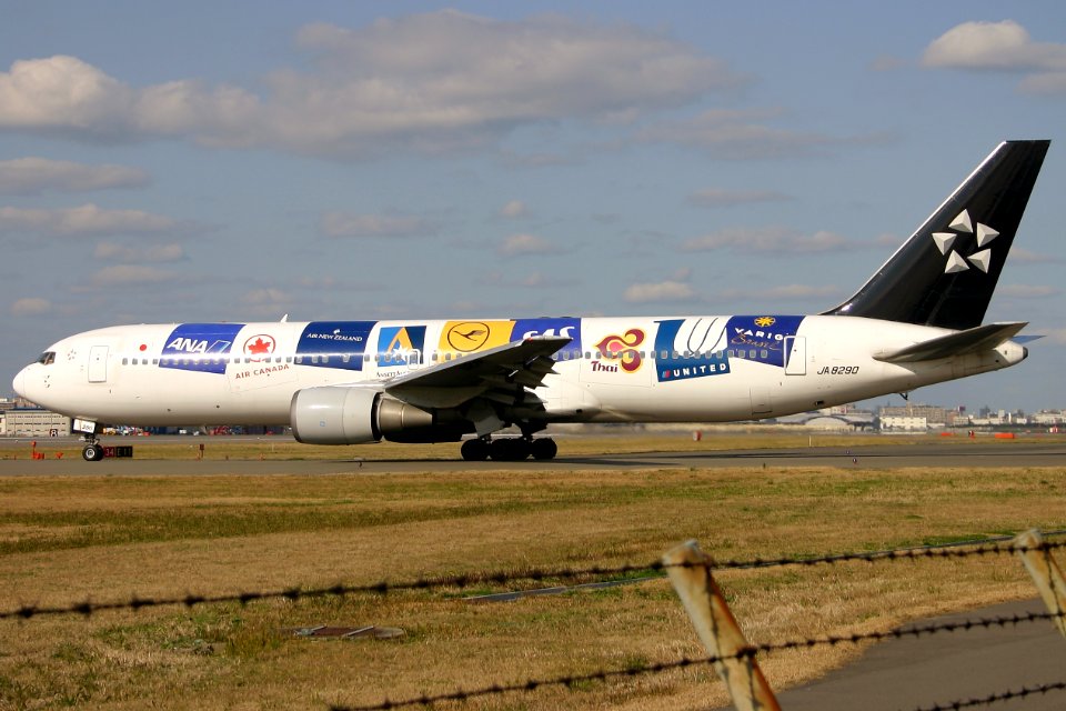 AllNipponAirways B767-300 fukuoka 20041228114240
